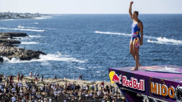 Κυνηγώντας το τέλειο «10αρι» στο Red Bull Cliff Diving