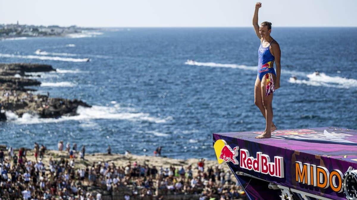 Κυνηγώντας το τέλειο «10αρι» στο Red Bull Cliff Diving