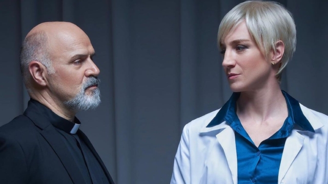 «The Doctor»: H παράσταση που συγκλόνισε το κοινό της Αθήνας ταξιδεύει στη Θεσσαλονίκη