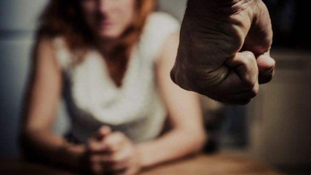 Κως: «Θα δεις τι θα πάθεις» – Στρατιωτικός κλώτσησε τη γυναίκα του και την πέταξε έξω από το σπίτι