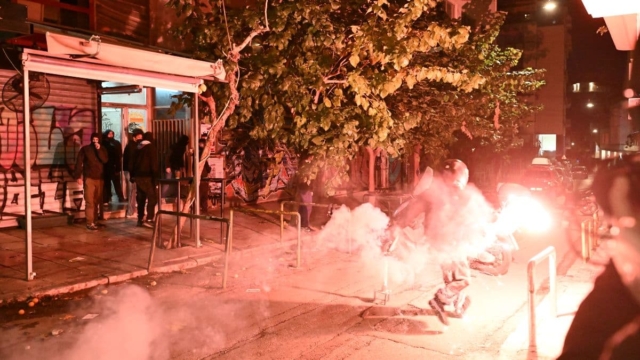 Εξάρχεια: Επεισόδια από ομάδα 30 ατόμων – Τραυματίστηκε ελαφρώς ένας αστυνομικός