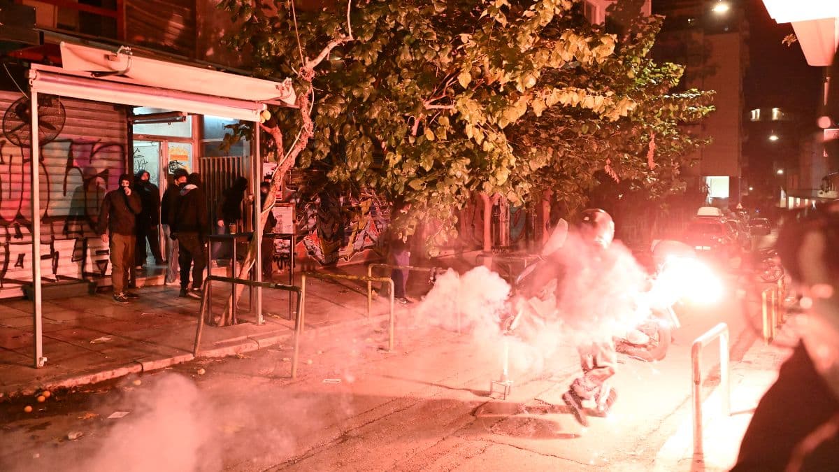 Εξάρχεια: Επεισόδια από ομάδα 30 ατόμων – Τραυματίστηκε ελαφρώς ένας αστυνομικός