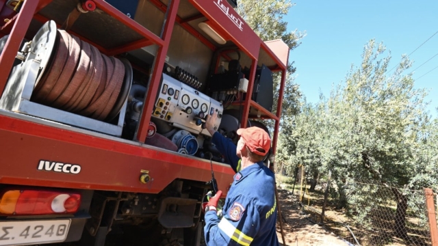 Πυρκαγιά στους Δελφούς – Επιχειρούν επίγειες και εναέριες δυνάμεις