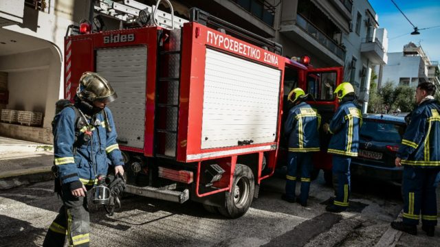 Συναγερμός στην Πυροσβεστική: Ένας νεκρός από φωτιά σε ξενοδοχείο στη Λιοσίων