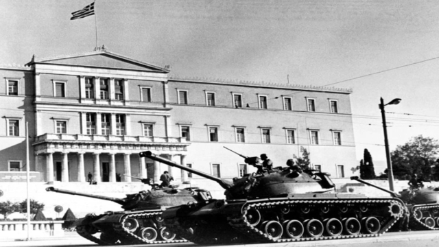 Η Φωτογραφία της Ημέρας: 21η Απριλίου 1967 – Η Ελλάδα στον «γύψο», η δημοκρατία στο απόσπασμα