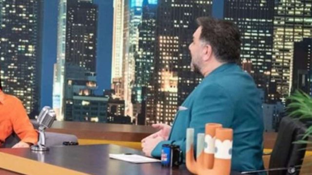The 2night show: «Θα φάμε κουφέτα;» – Η ερώτηση του Γρηγόρη Αρναούτογλου στην καλεσμένη του που έφερε αμηχανία στο πλατό
