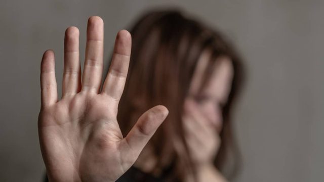 Σοκάρουν οι καταγγελίες κακοποιημένων γυναικών: «Θα σε κλωτσήσω να το χάσεις» της έλεγε ενώ ήταν έγκυος (video)