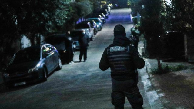 Ηλιούπολη: Αίνιγμα με τους θανάτους μητέρας και γιου από το ίδιο όπλο – Τι εξετάζει η Αστυνομία