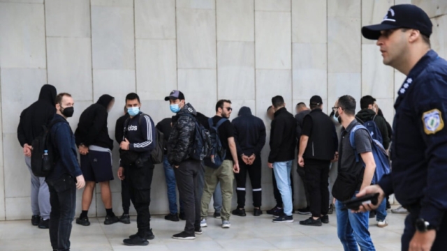 Υπόθεση Χούλιγκαν: Απολογούνται οι συλληφθέντες – Ανατριχιάζουν οι μαρτυρίες των τριών προστατευόμενων μαρτύρων