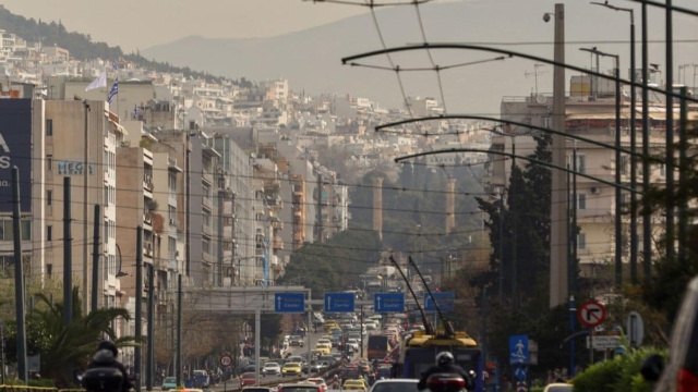 Καιρός σήμερα 23/4: Αυξημένη αφρικανική σκόνη, λασποβροχές και ζέστη – Πότε υποχωρεί το φαινόμενο (video)