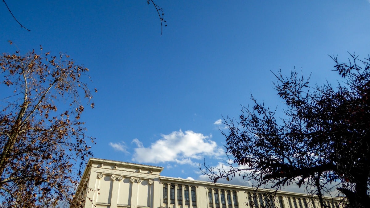 Καιρός σήμερα 3/4: «Καθαρίζουν» το τοπίο οι βοριάδες – Υποχωρεί η σκόνη και πέφτει η θερμοκρασία (video)