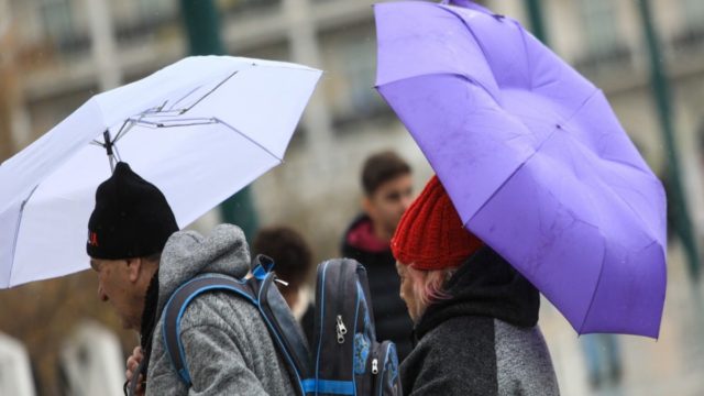 Καιρός σήμερα 7/4: «Σκάει» μίνι-κακοκαιρία με βροχές σε Αττική και πολλές περιοχές της χώρας – Ποιες θα είναι οι δύσκολες ώρες (video)
