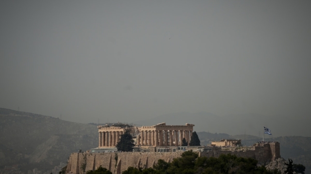 Καιρός σήμερα 2/4: Συνεχίζεται το καλοκαίρι με αβέρτα 30άρια και «πέπλο» αφρικανικής σκόνης (video)