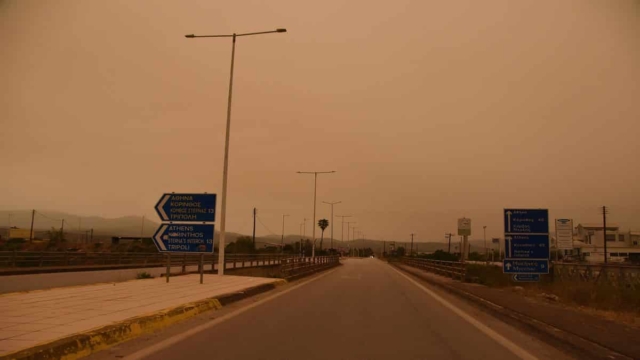 Καιρός σήμερα 24/4: «Πνίγηκε» στην σκόνη Σαχάρα η χώρα – Πότε θα υποχωρήσει το φαινόμενο (video)