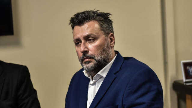 «Θύελλα» για την υπόθεση Καλλιάνου: Διαψεύδει ο γιατρός του πατέρα του για το φακελάκι – «Πυρά» του ΣΥΡΙΖΑ εναντίον κυβέρνησης και Γεωργιάδη