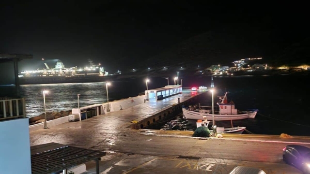 Λεβέντης καπετάνιος «νικάει» τα 11 μποφόρ: Πλοίο δένει στο λιμάνι της Σίφνου, μετά από μια ώρα, υπό απίστευτη κακοκαιρία (video)