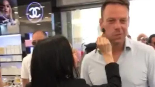 Δεν τον σταματάει τίποτα: Ο Κασσελάκης πήγε σε κατάστημα καλλυντικών στο Ηράκλειο – Δοκίμασε μακιγιάζ