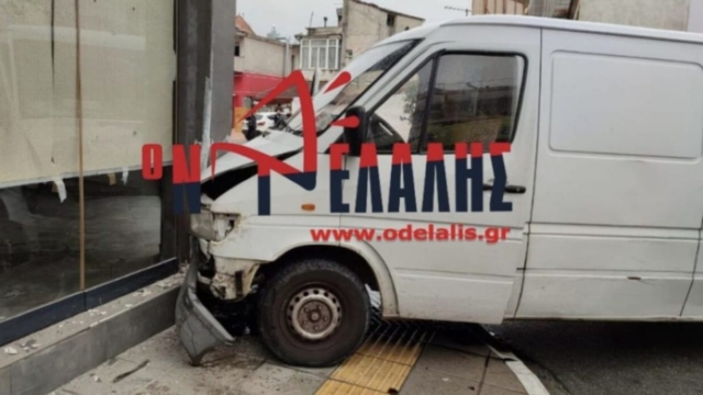 Κατερίνη: Σοκ με την τρελή… πορεία ενός βαν – «Καρφώθηκε» σε τζαμαρία καταστήματος