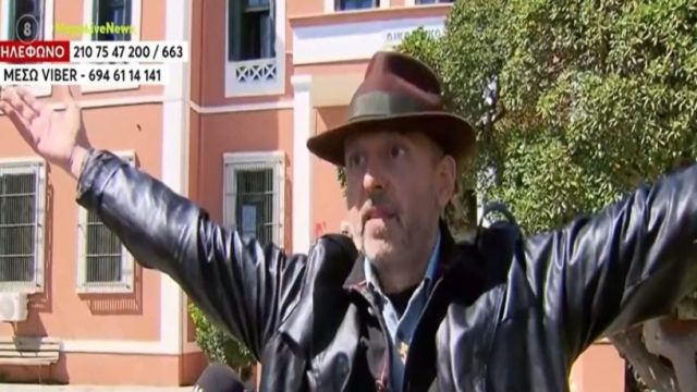 Σόου καθηγητή βιολογίας μπροστά στις κάμερες: Συνελήφθη για παρενόχληση μαθήτριας – Βγαίνοντας από τα δικαστήρια τραγουδούσε Ξυλούρη (video)