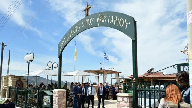 Γυναικοκτονία στους Αγίους Αναργύρους: Θρήνος στην κηδεία της 28χρονης Κυριακής – Ήταν ντυμένη νύφη (video)