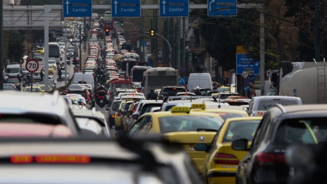 Κίνηση τώρα: Κυκλοφοριακό αλαλούμ στον Κηφισό – Στο κόκκινο πολλοί κεντρικοί δρόμοι της Αθήνας (χάρτης)