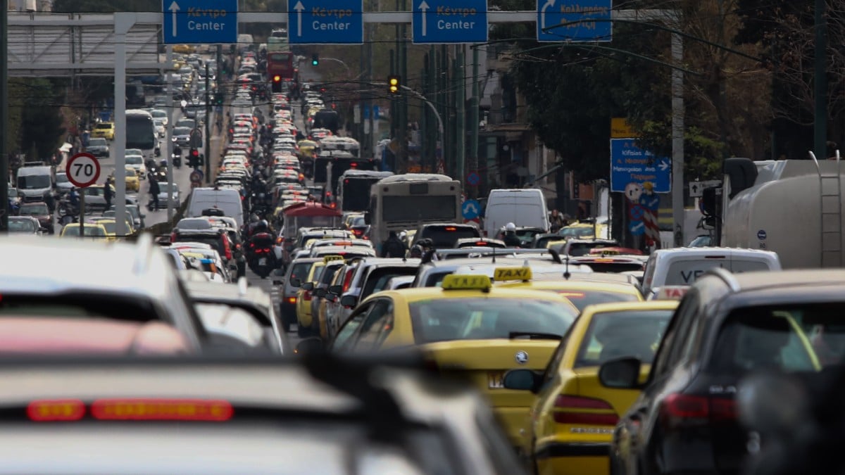Κίνηση τώρα: Κυκλοφοριακό αλαλούμ στον Κηφισό – Στο κόκκινο πολλοί κεντρικοί δρόμοι της Αθήνας (χάρτης)