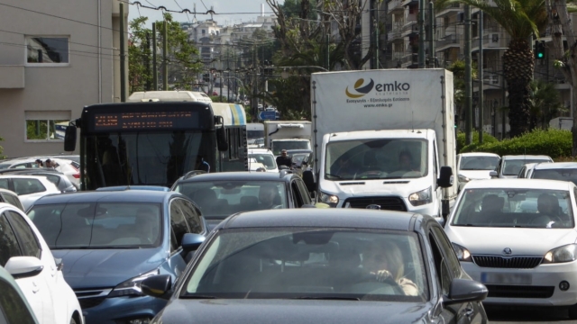 Κυκλοφοριακό κομφούζιο στους δρόμους: Στο «κόκκινο» Κηφισός και παραλιακή λόγω δύο τροχαίων (χάρτης)