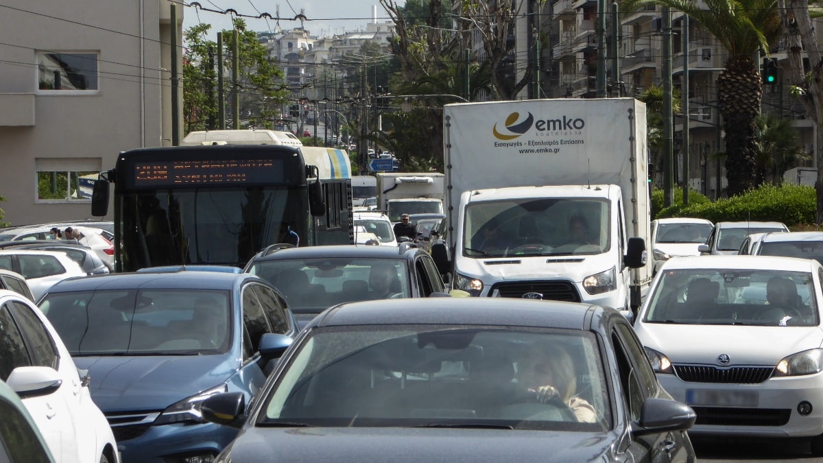 Κυκλοφοριακό κομφούζιο στους δρόμους: Στο «κόκκινο» Κηφισός και παραλιακή λόγω δύο τροχαίων (χάρτης)