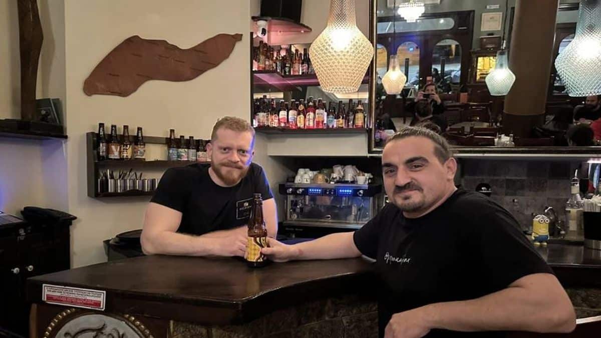 Θεσσαλονίκη: Δύο κολλητοί αγόρασαν το στέκι τους για να μην κλείσει – Το κλασικό μπαρ στα δυτικά που μεγάλωσε γενιές και γενιές