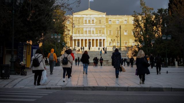 ΔΥΠΑ: Νωρίτερα θα καταβληθεί το Δώρο Πάσχα – Τι ισχύει με τα επιδόματα (video)
