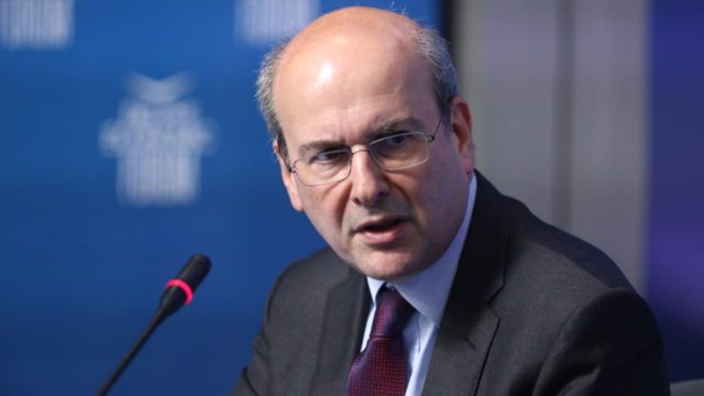 Προϋπολογισμός 2025: Πακέτο στήριξης 870 εκατ. για ενίσχυση εισοδημάτων και μειώσεις φόρων – Τι ανακοίνωσε ο Κωστής Χατζηδάκης