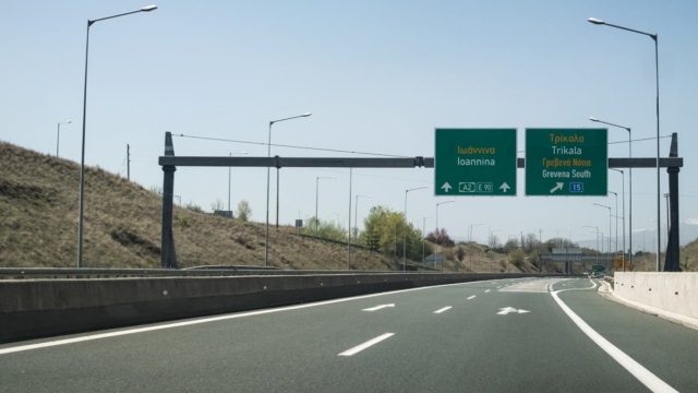 Απίστευτο: Οδηγός ΚΤΕΛ ξέχασε 75χρονη σε ΣΕΑ στην Εγνατία Οδό – Επέστρεψε σπίτι της με… σχολικό πούλμαν
