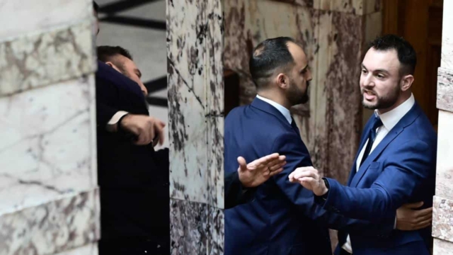 Ξύλο στη Βουλή: Δίωξη για κακούργημα στον Κωνσταντίνο Φλώρο – Υπό κράτηση μέχρι να απολογηθεί, κινδυνεύει με 10ετή φυλάκιση!