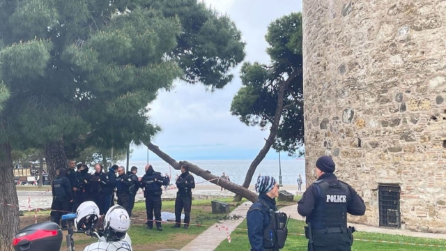 Τραγωδία στη Θεσσαλονίκη: Ταυτοποιήθηκε ο άντρας που έπεσε από τον Λευκό Πύργο