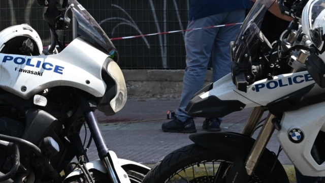 Άγιος Παντελεήμονας: Αστυνομικοί λήστεψαν μίνι μάρκετ που ανήκει σε Σύρο μετανάστη (video)