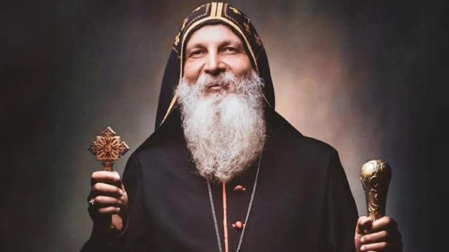 Σίδνεϊ: Ποιος είναι ο ιερέας που μαχαιρώθηκε σε live μετάδοση – Γιατί προκλήθηκαν επεισόδια εξαιτίας του (video)