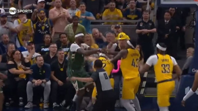 Μπουνιές σε αγώνα NBA: Οι Μπακς ένα βήμα από τον αποκλεισμό σοκ, ξέσπασε σύρραξη (videos)