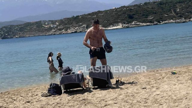 Χανιά: Στο Μαράθι για τις πρώτες του βουτιές ο Κυριάκος Μητσοτάκης μαζί με τη Μαρέβα Γκραμπόφσκι