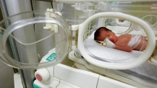 Πόλεμος στη Γάζα: Πέθανε το βρέφος που γεννήθηκε με καισαρική από τη νεκρή μητέρα του – Το έθαψαν δίπλα σε εκείνη (video)