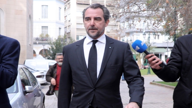 Πέταξε ήδη τη βέρα: Στη Σίφνο ο Νικόλαος μετά τον χωρισμό – Η φωτογραφία με την Αργυρώ Μπαρμπαρίγου