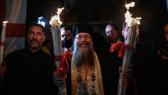 Ο σκευοφύλακας του Πανάγιου Τάφου μας δίνει τη δική του μαρτυρία για το πως ανάβει το Άγιο Φως