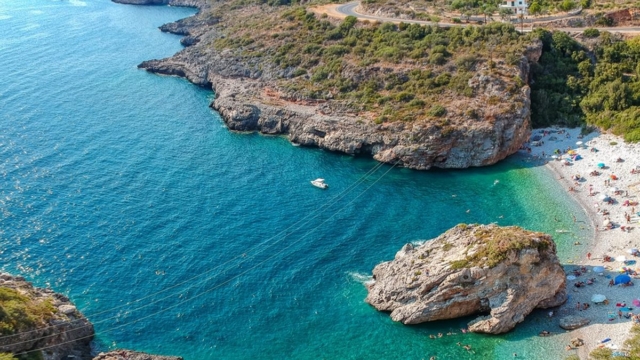 Η Φωτογραφία της Ημέρας: Άγρια ομορφιά και καταγάλανα νερά στην μαγευτική παραλία του Φονέα