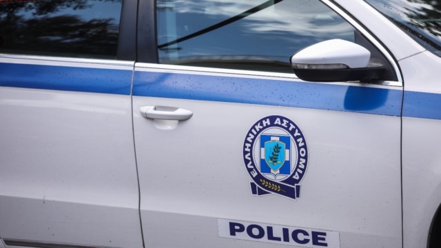 Χειροπέδες σε δυό μέλη κυκλώματος παράνομης διακίνησης μεταναστών στο κέντρο της Αθήνας – Κατασχέθηκαν πλαστές ταυτότητες και διαβατήρια