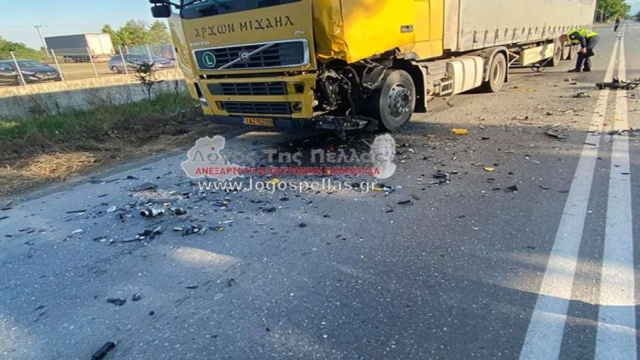 Σοκαριστικό τροχαίο στην Πέλλα: Νεκρός 56χρονος οδηγός μοτοσικλέτας – Συγκρούστηκε με νταλίκα και διαλύθηκε (video)