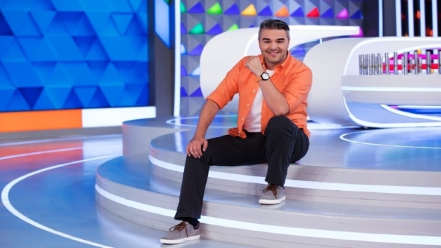 «Στράβωσε» ο Πέτρος Πολυχρονίδης: Δυσάρεστα νέα για τον παρουσιαστή