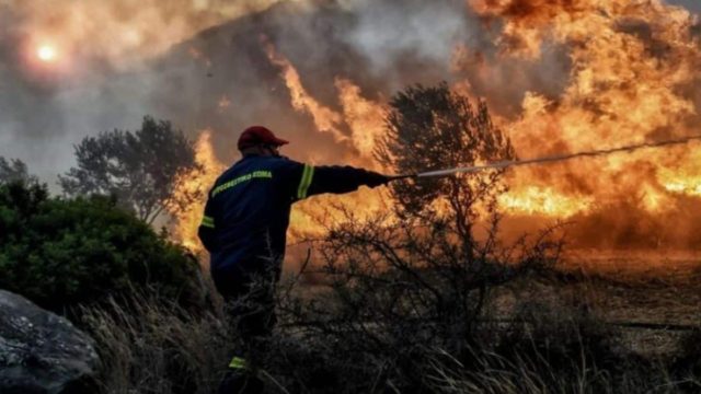 Συναγερμός στην Πυροσβεστική – Φωτιά στα Καμένα Βούρλα
