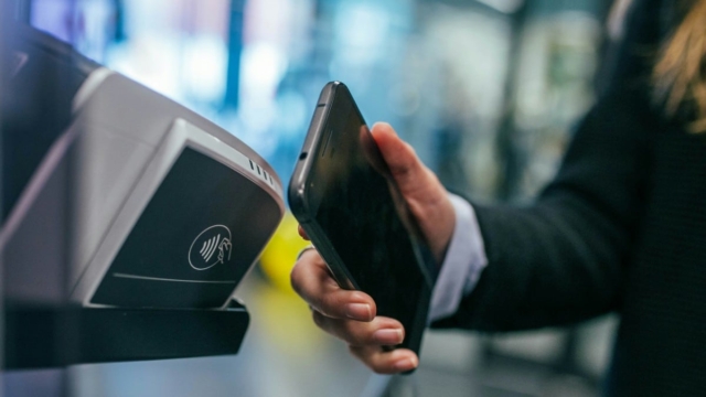 «Ώρα μηδέν» για τα POS: Τριετές πλαφόν σε χρεώσεις – Προμήθειες για συναλλαγές μέχρι 10 ευρώ