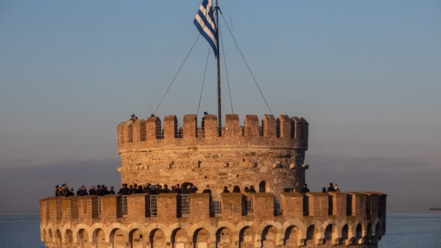 Συναγερμός στη Θεσσαλονίκη: Άνδρας έπεσε από ύψος στον Λευκό Πύργο – Εντοπίστηκε νεκρός (video)