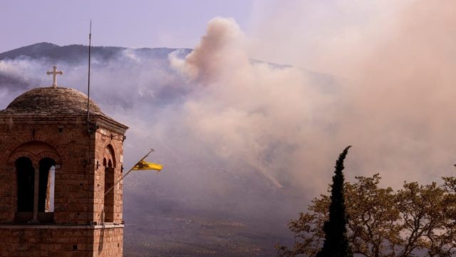 Φωτιά στα Πιέρια Όρη: Δραματικές στιγμές για 3η συνεχή μέρα – Εκκενώνεται το καταφύγιο «Σαρακατσάνα» (video)
