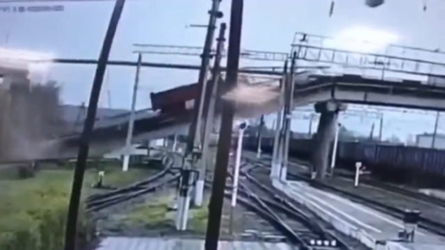 Ρωσία: Κατέρρευσε γέφυρα πάνω σε γραμμές τρένου – Μία νεκρή, πέντε τραυματίες σε κρίσιμη κατάσταση (video)